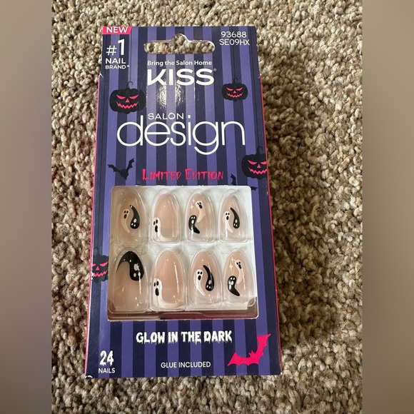 Kiss Accessories - Kiss glow in the dark Halloween Nail Kit new unopened.